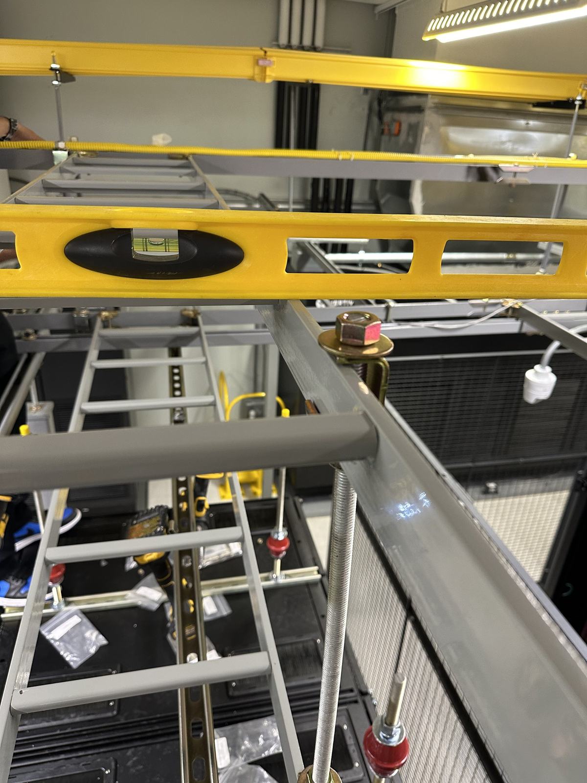 Level tool verifying alignment of a cable ladder rack